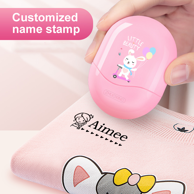 Kids Education Name - ชุดอุปกรณ์ทำตราประทับชื่อส่วนตัว - ตราประทับกันน้ำแบบสั่งทำพิเศษ สำหรับอุปกรณ์การเรียน, ของขวัญสำหรับเด็กที่ได้รับในวันเกิดหรือวันฉลอง, และการเดินทาง,